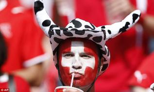 Supporter suisse casqué body paint drapeau suisse